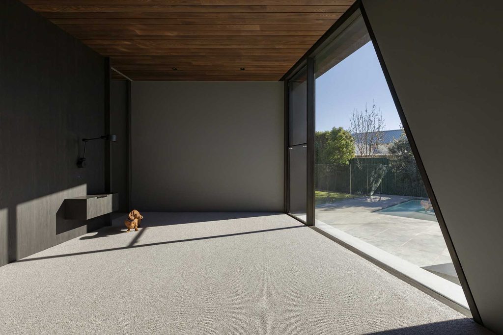 Casa con architettura moderna e grande vetrata