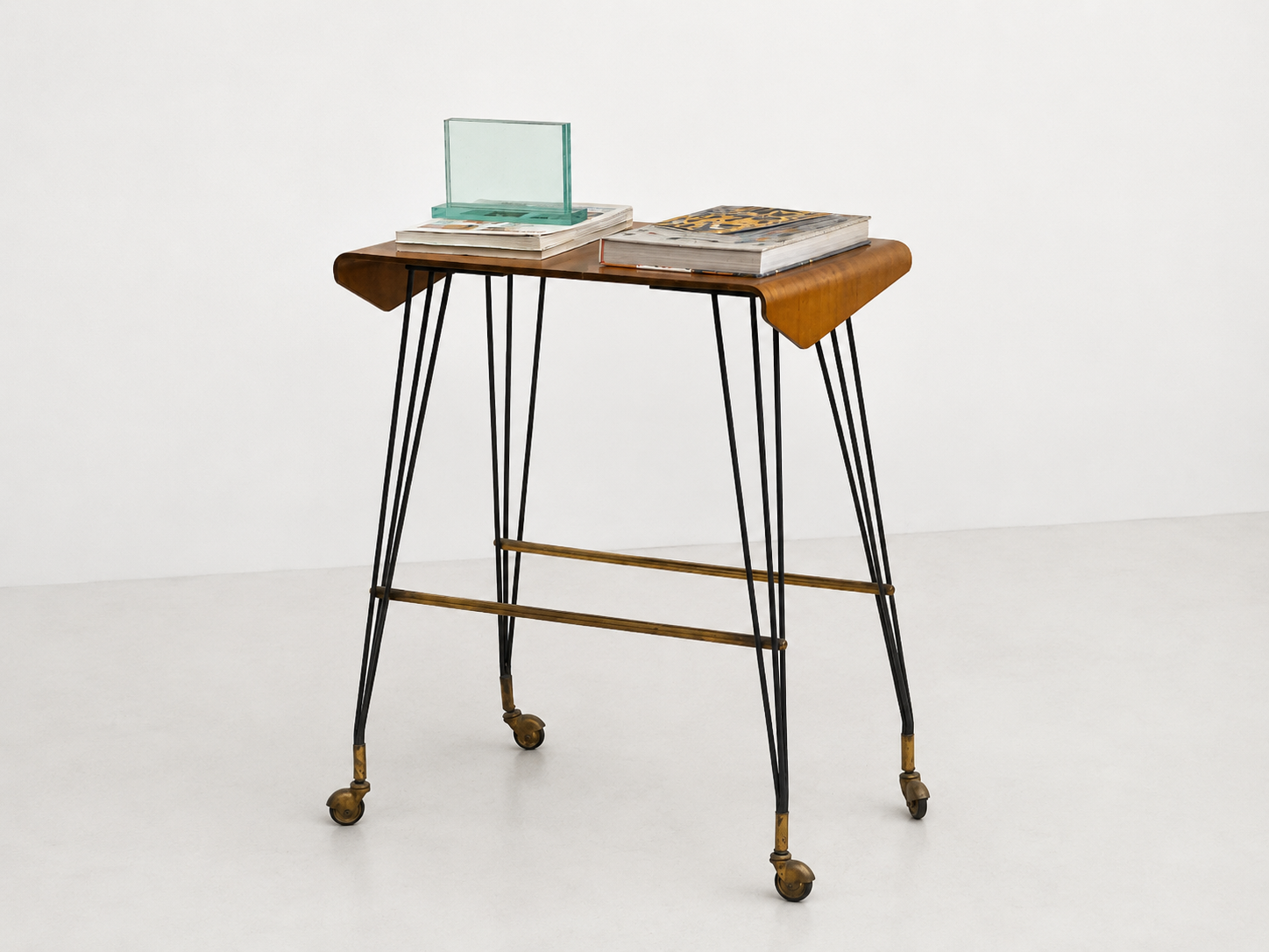 Carrello bar vintage con piano in legno, struttura in ferro e ruote in ottone disponibile presso Visione Antiquaria.