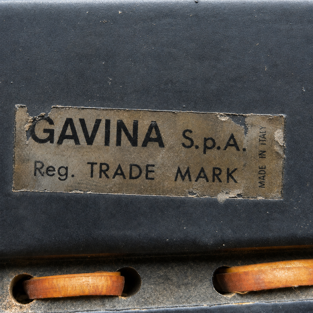 Dettaglio dell’etichetta originale Gavina S.p.A. applicata sotto una sedia Cesca modello B32.