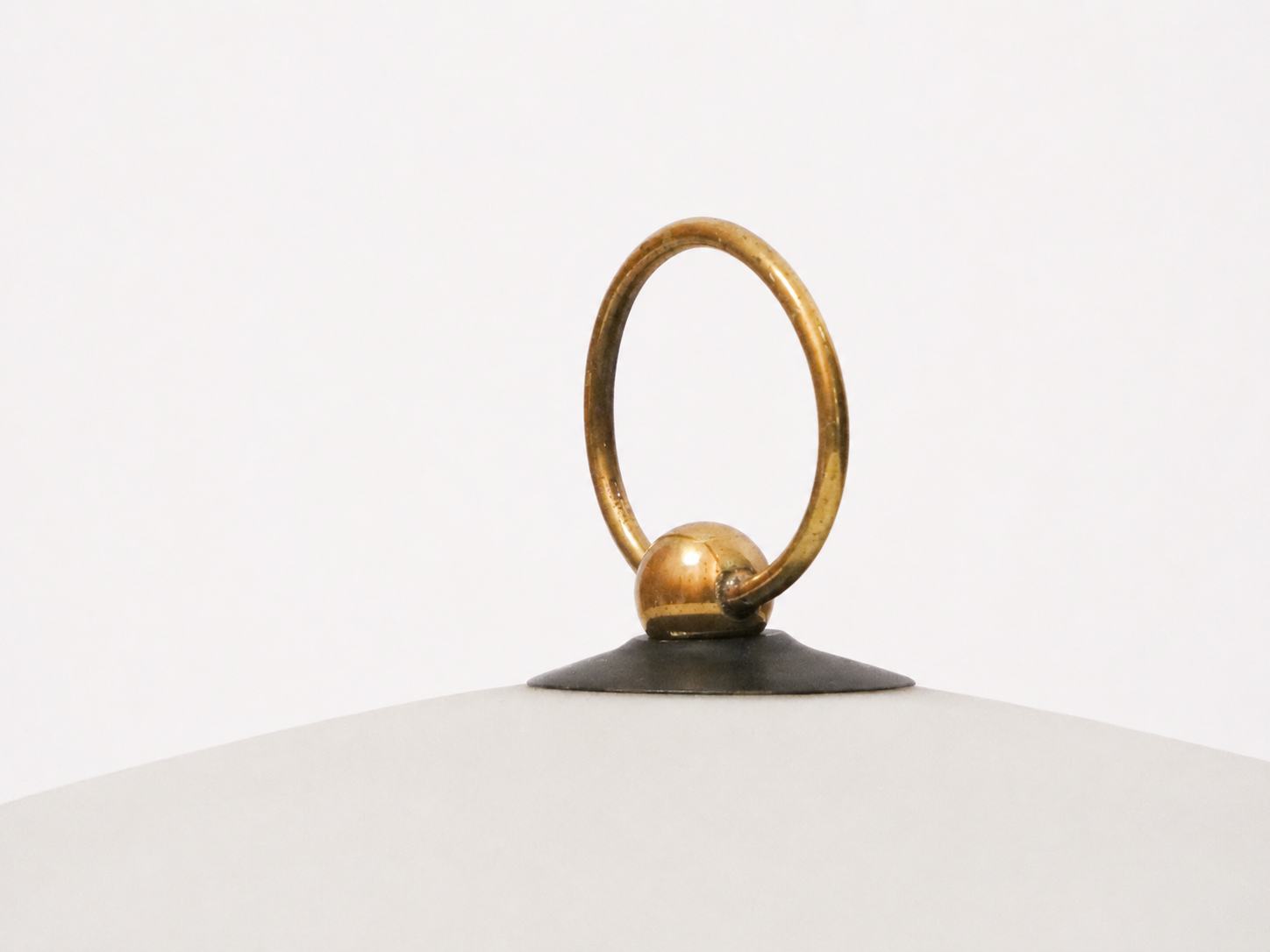 Dettaglio dell’anello in ottone e del terminale superiore del diffusore in vetro della lampada da terra Art Déco italiana.