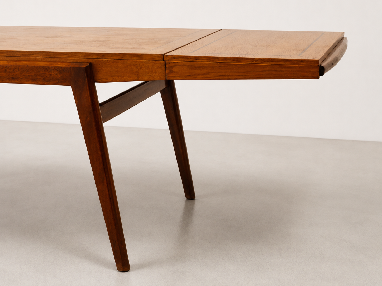 Dettaglio della prolunga integrata del tavolo modernista italiano in legno.