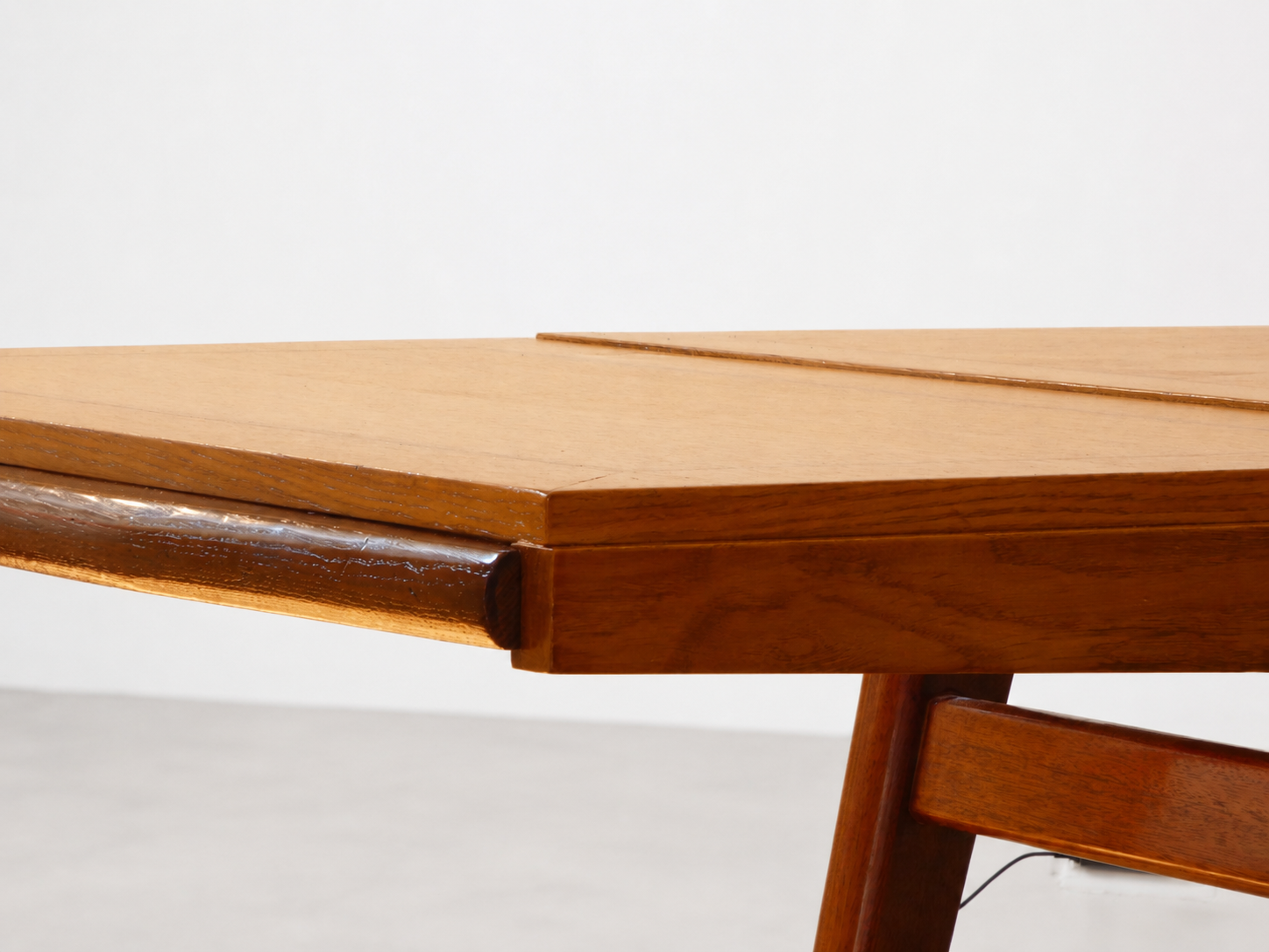 Dettaglio della prolunga integrata del tavolo modernista italiano in legno.