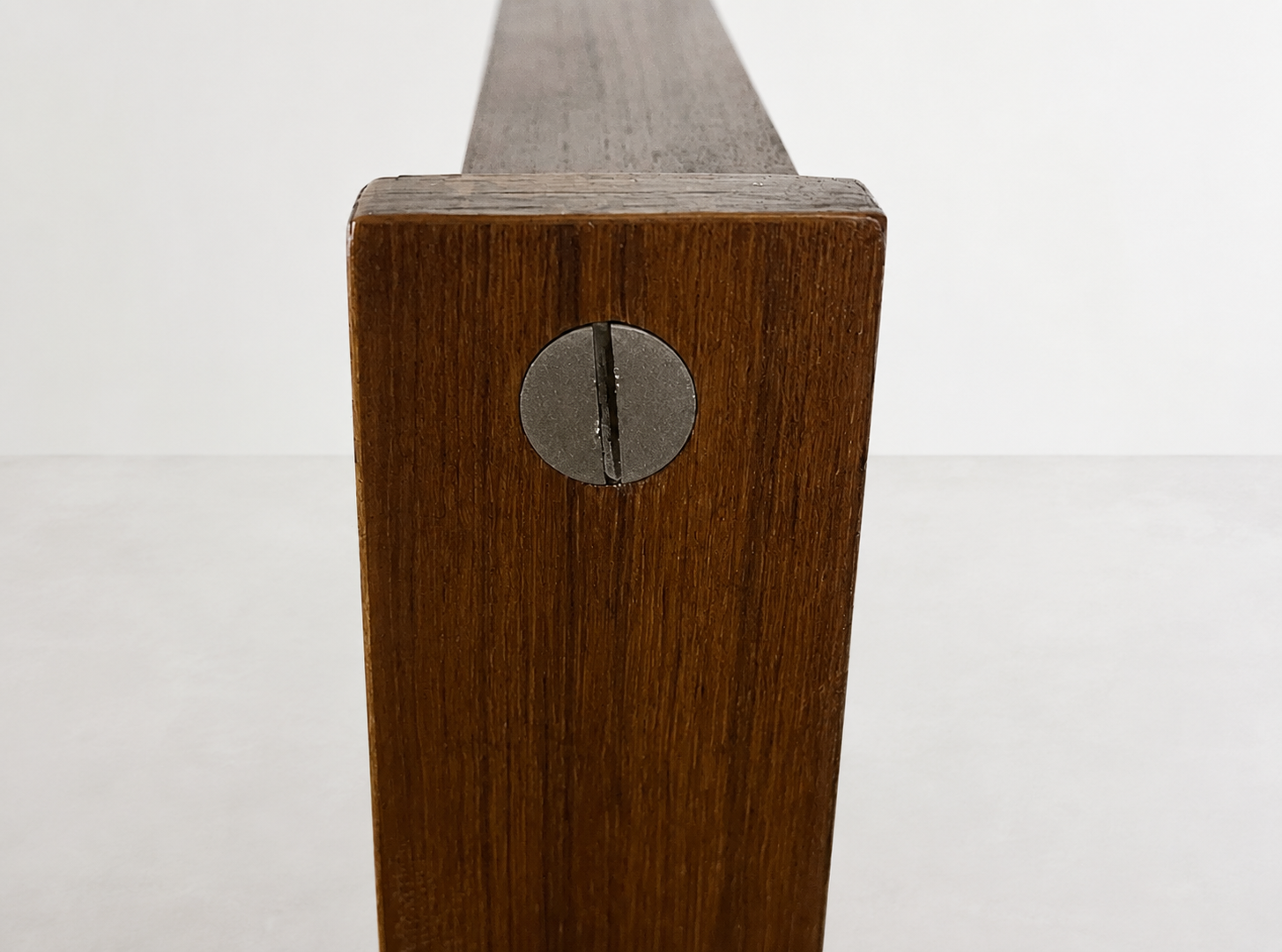 Dettaglio della specchiera modernista italiana con mensola integrata in legno.