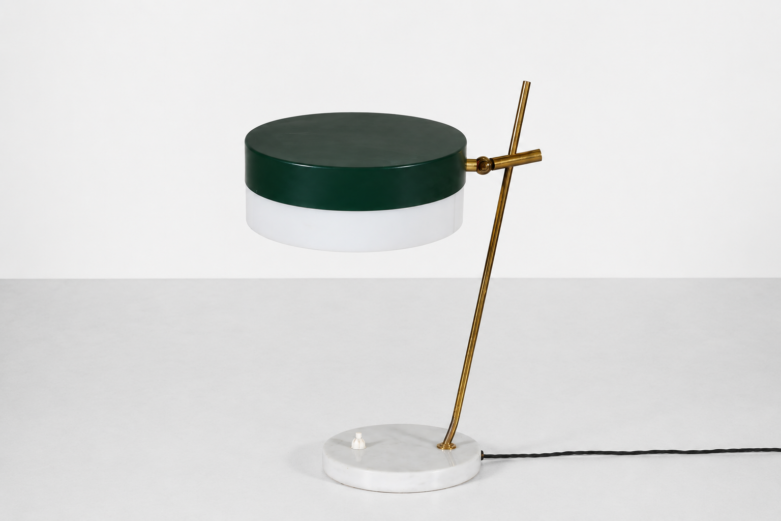 Lampada da tavolo anni ’50 con base in marmo bianco, stelo in ottone e diffusore laccato verde e bianco.