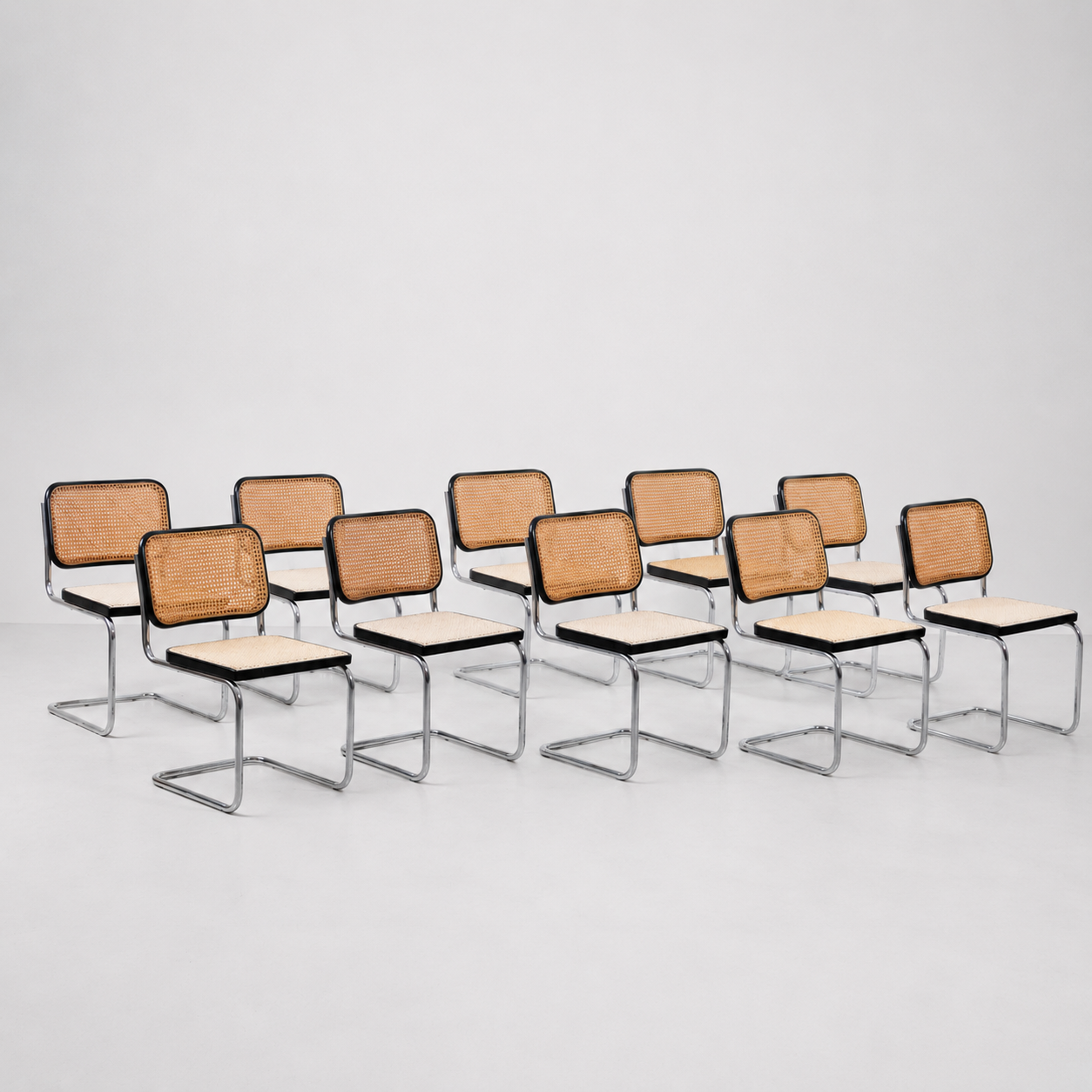 Set di 10 sedie Cesca modello B32 di Marcel Breuer per Gavina, con struttura in tubolare d’acciaio e seduta in paglia di Vienna.