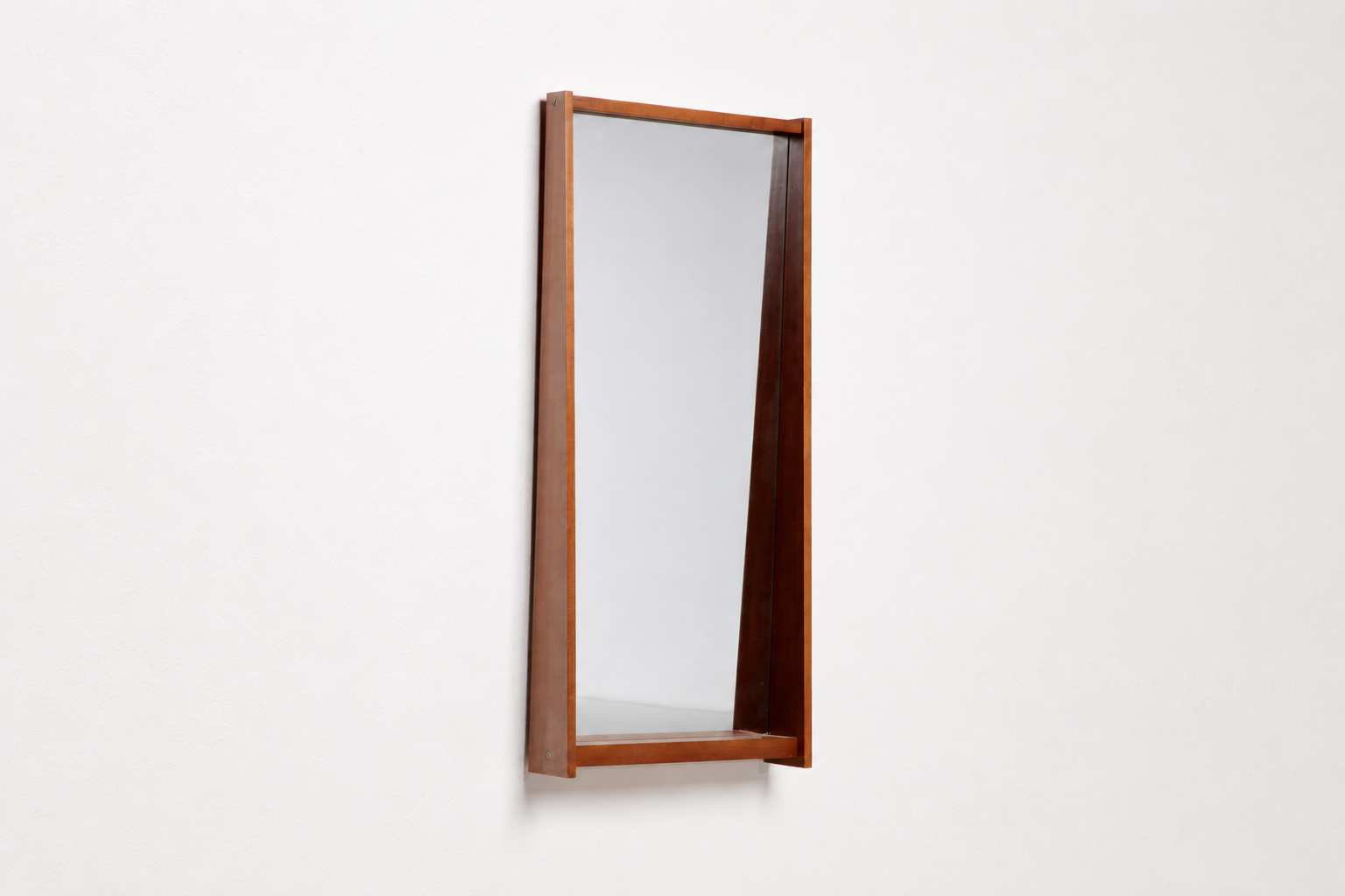 Specchiera modernista italiana anni ’60 con mensola integrata in legno.