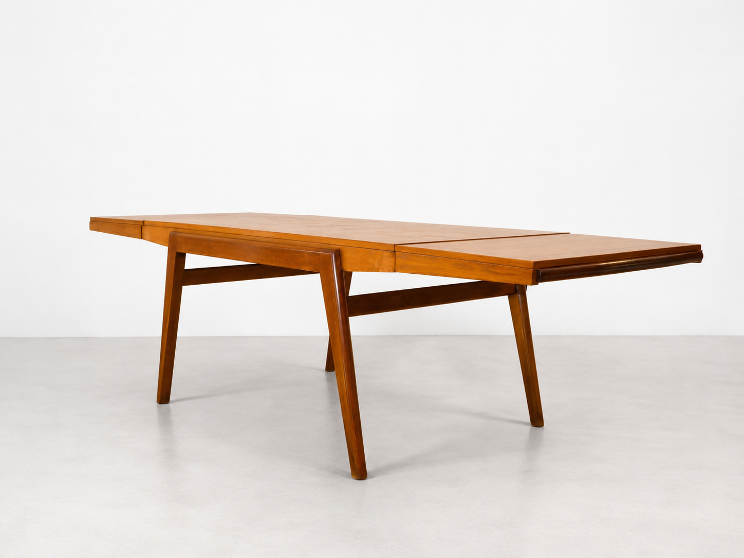 Tavolo modernista italiano allungabile in legno con prolunghe aperte.