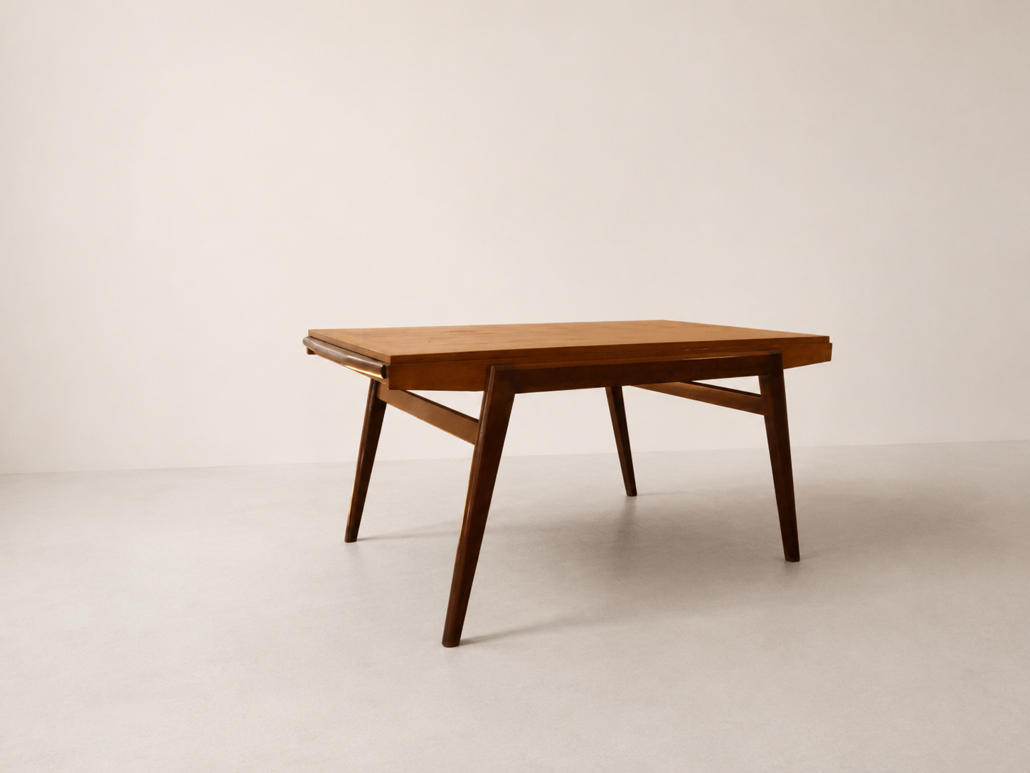 Tavolo modernista italiano in legno con piano rettangolare e gambe inclinate.