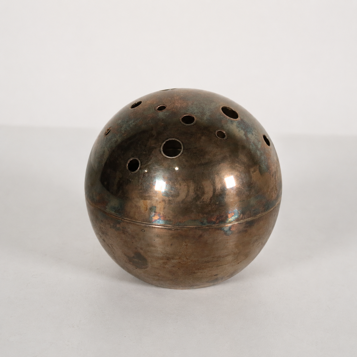 Vaso Mars di Lino Sabattini per Christofle Gallia in metallo argentato.